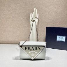 PRADA 프라다 맥시 트라이앵글 로고 체인 숄더백 1BH189