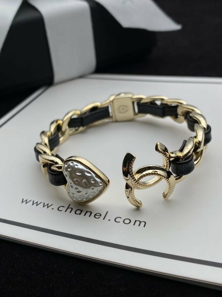 Chanel  샤넬 커프 메탈 진주 레더 뱅글