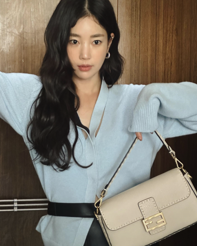 [배우 기은세] FENDI 펜디 바게트 오버사이즈 탑스티치 카멜리아 셀러리아 백