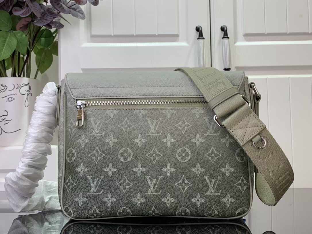 LOUIS VUITTON 루이비통 디스트릭트 메신저백