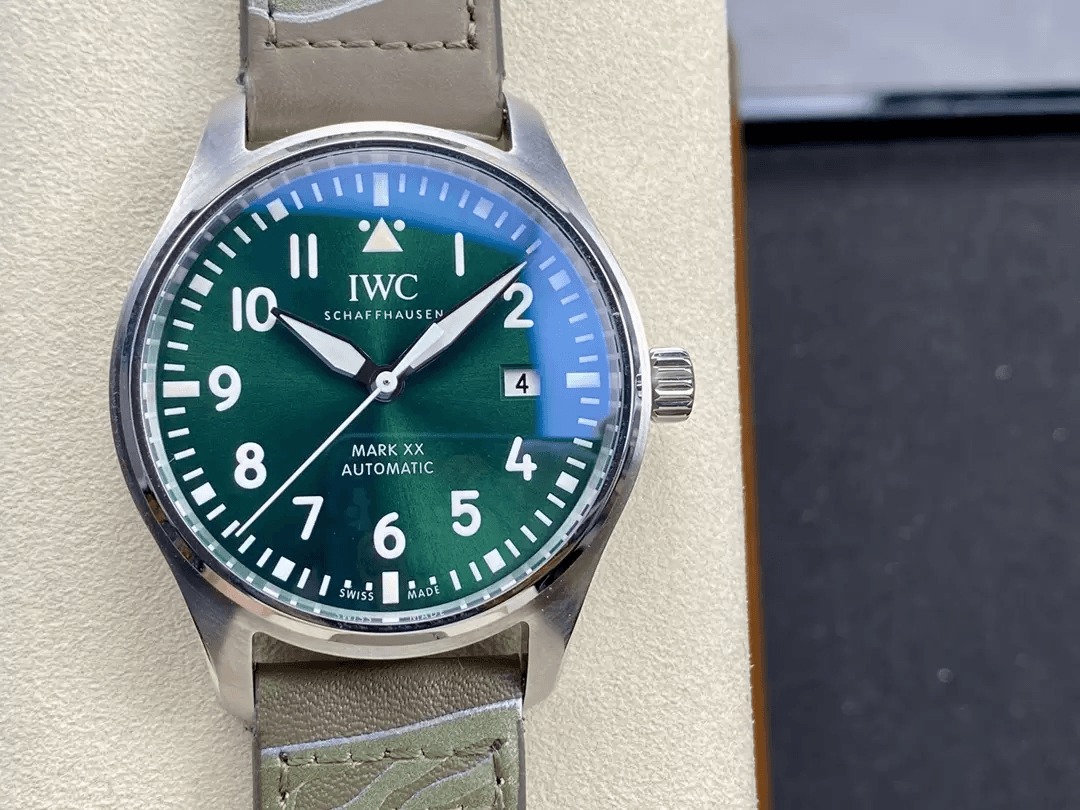 IWC 아이더블유씨  빅 파일럿 마크 20 레이싱그린 그레이스트랩