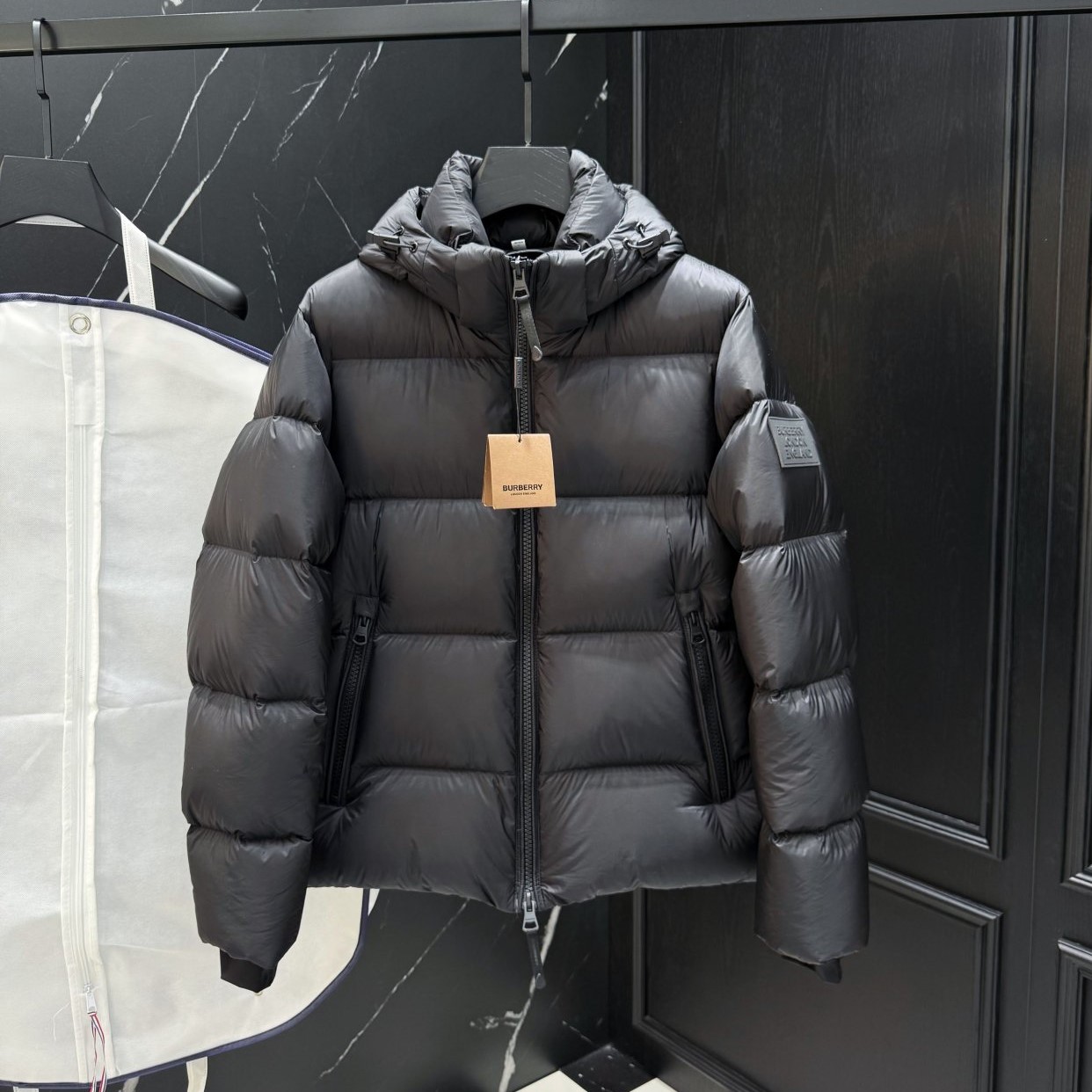 BURBERRY 버버리 로고 패치 다운 패딩