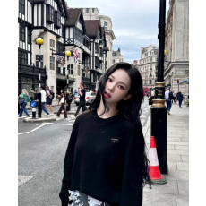 ●2월 판매 3위● PRADA 프라다 트라이앵글 플레이트 울 니트