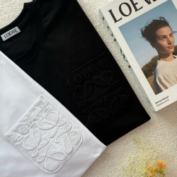 LOEWE 로에베 아나그램 포켓 자수 릴렉스 핏 반팔