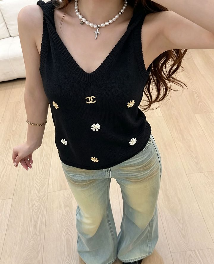 CHANEL 샤넬 1011 플라워 메탈 V넥 슬리브리스 탑 2COLOR